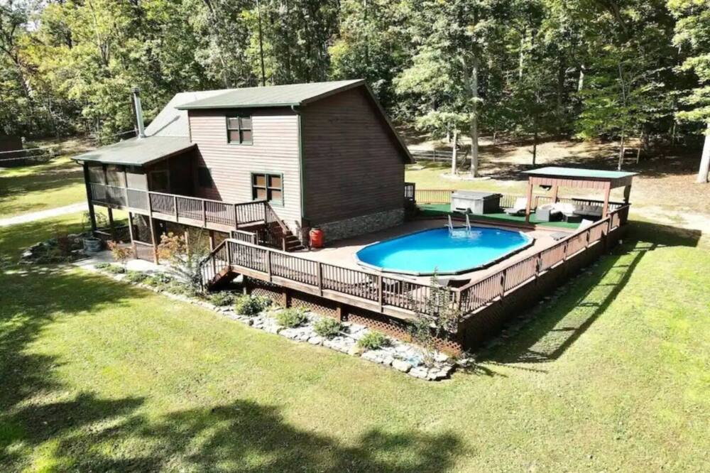 Huge Family Retreat! HOT Tub +Pool +Firepit +Games