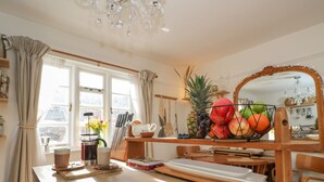 A kitchen with a wooden countertop, a fruit basket, and a mirror. - The Cottage In The Woods (Taynuilt)