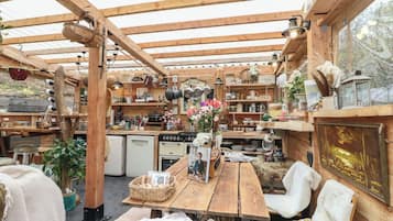 Cottage | Private kitchen | Dishwasher, electric kettle, toaster, cookware/dishes/utensils