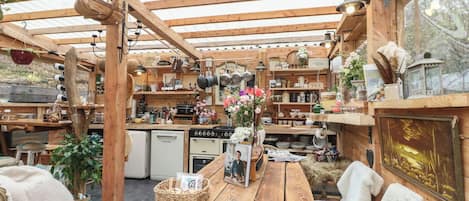 Cottage | Private kitchen | Dishwasher, electric kettle, toaster, cookware/dishes/utensils