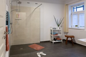 Doccia, asciugacapelli, asciugamani, sapone