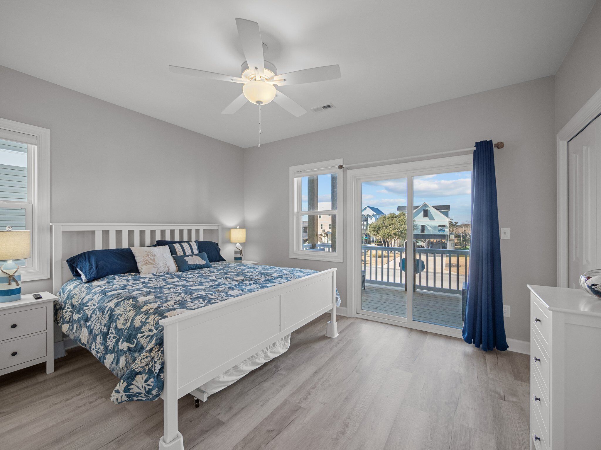 3 quartos, ferros/tábuas de passar roupa, berço de viagem