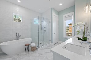 Toallas, jabón, shampoo, papel de baño 