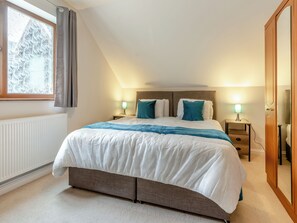 3 bedrooms, free WiFi, bed sheets, wheelchair access