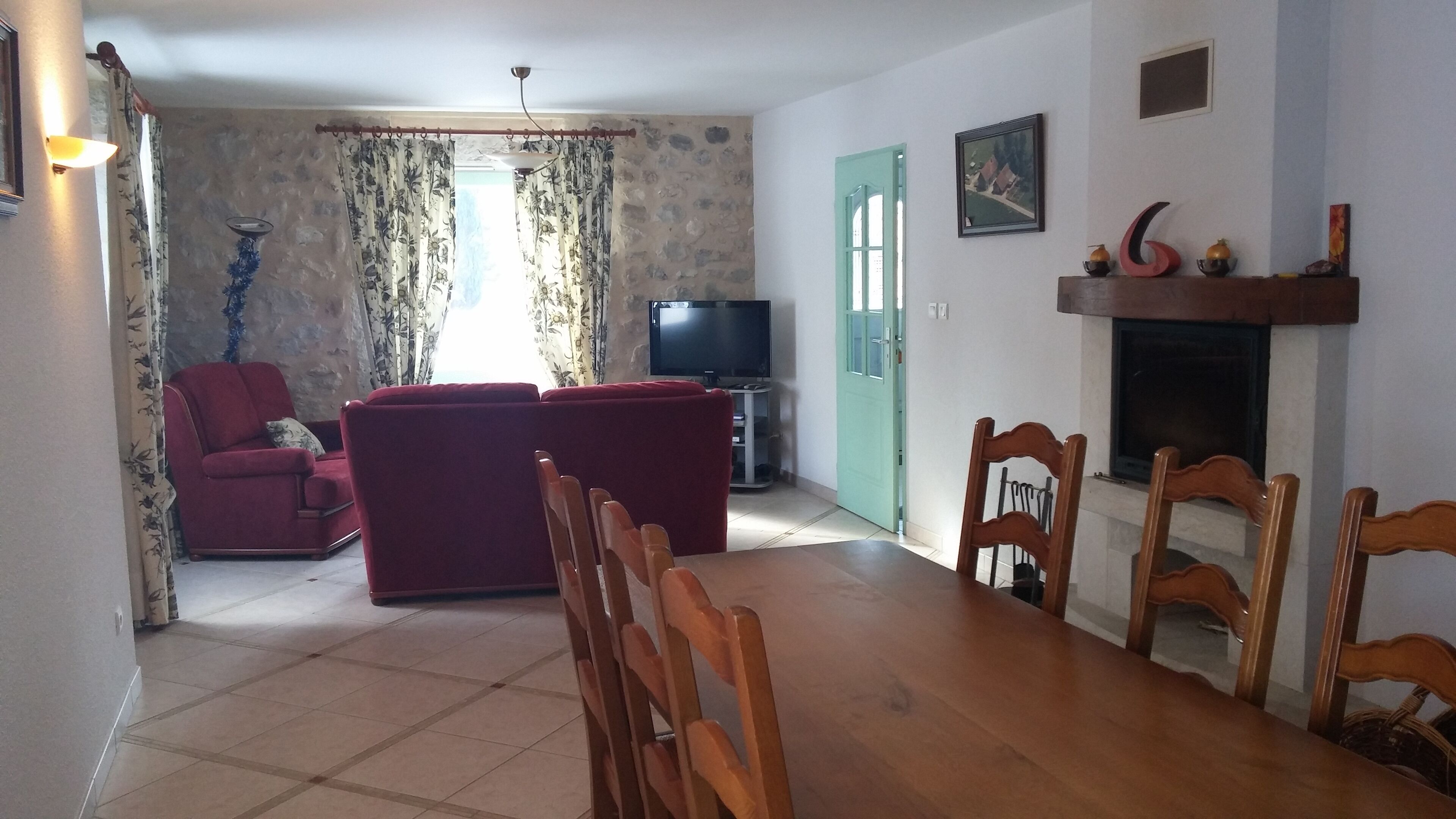 Smart TV, fireplace, DVD player, ping pong