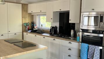 Kühlschrank, Mikrowelle, Ofen, Geschirrspüler