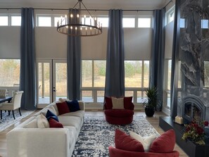 Smart TV, caminetto, libri, studio