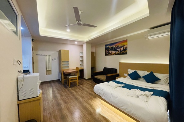 Deluxe Studio | Desk, laptop workspace, free WiFi