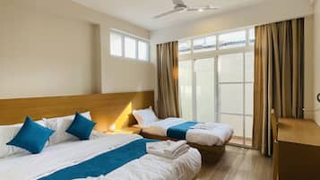 Departamento ejecutivo, varias camas | 1 habitación, escritorio y espacio para trabajar con laptop