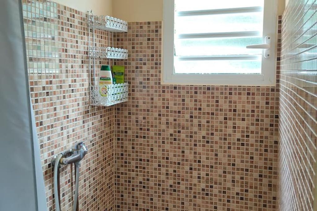 Dusj, håndklær, såpe og toalettpapir