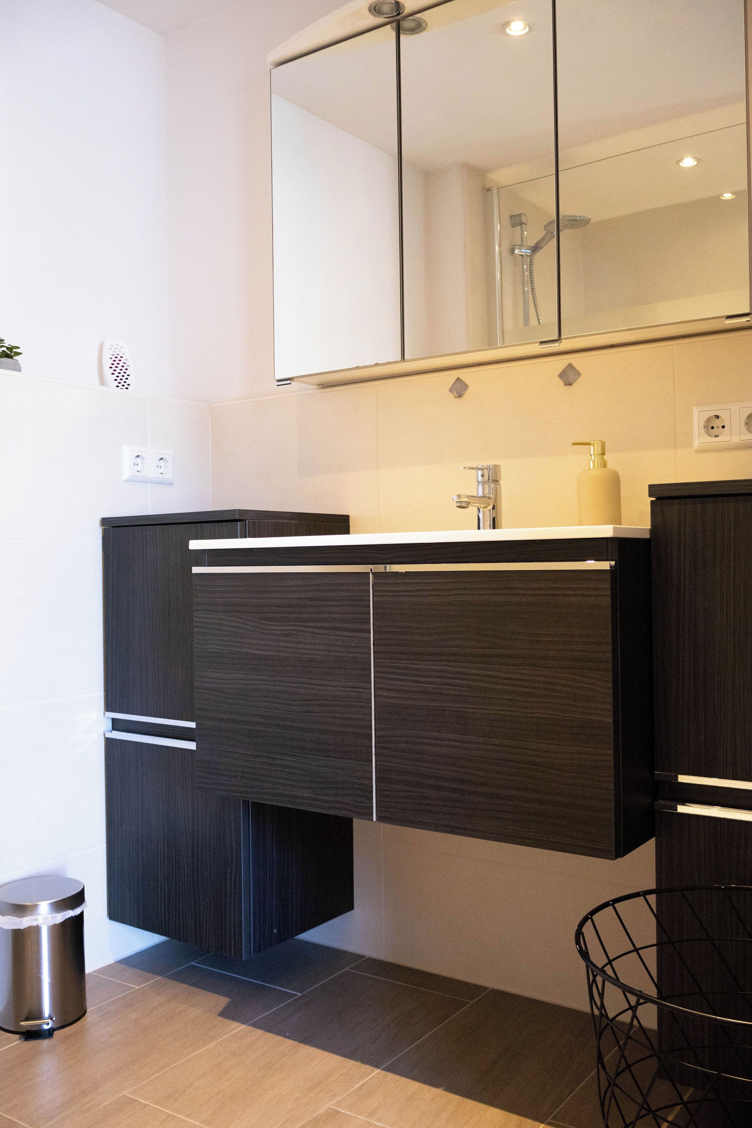 Een douche, een haardroger, handdoeken, toiletpapier