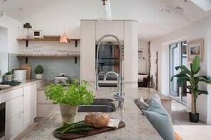 Fridge, microwave, oven, stovetop - Lower Mill - 3 Bedroom - 5* Retreat - Llangennith, Lower Mill - 3 Bedroom - 5* Retreat - Llangennith (Swansea)