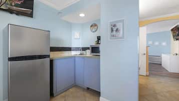 Geladeira, micro-ondas, cafeteira/chaleira, torradeira