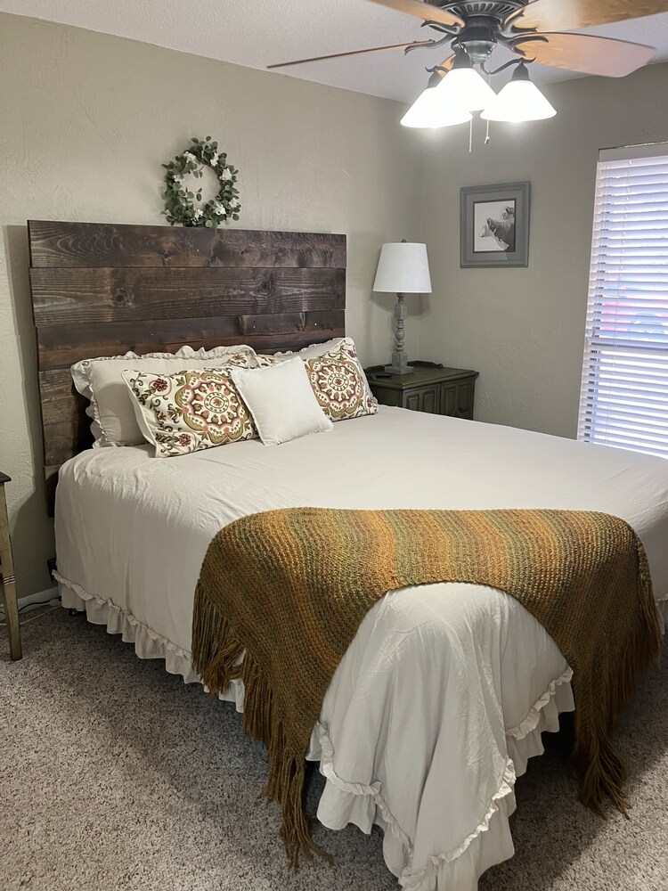 Beautiful Roomy vacation getaway for 8 guest to this fabulous playhouse