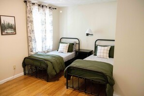 3 bedrooms, iron/ironing board, WiFi, bed sheets - Woodland cottage near LakePoint Sports Complex & Butterfly Pavilion (Acworth)