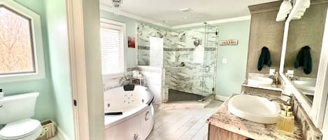 Regadera, toallas, jabón, shampoo