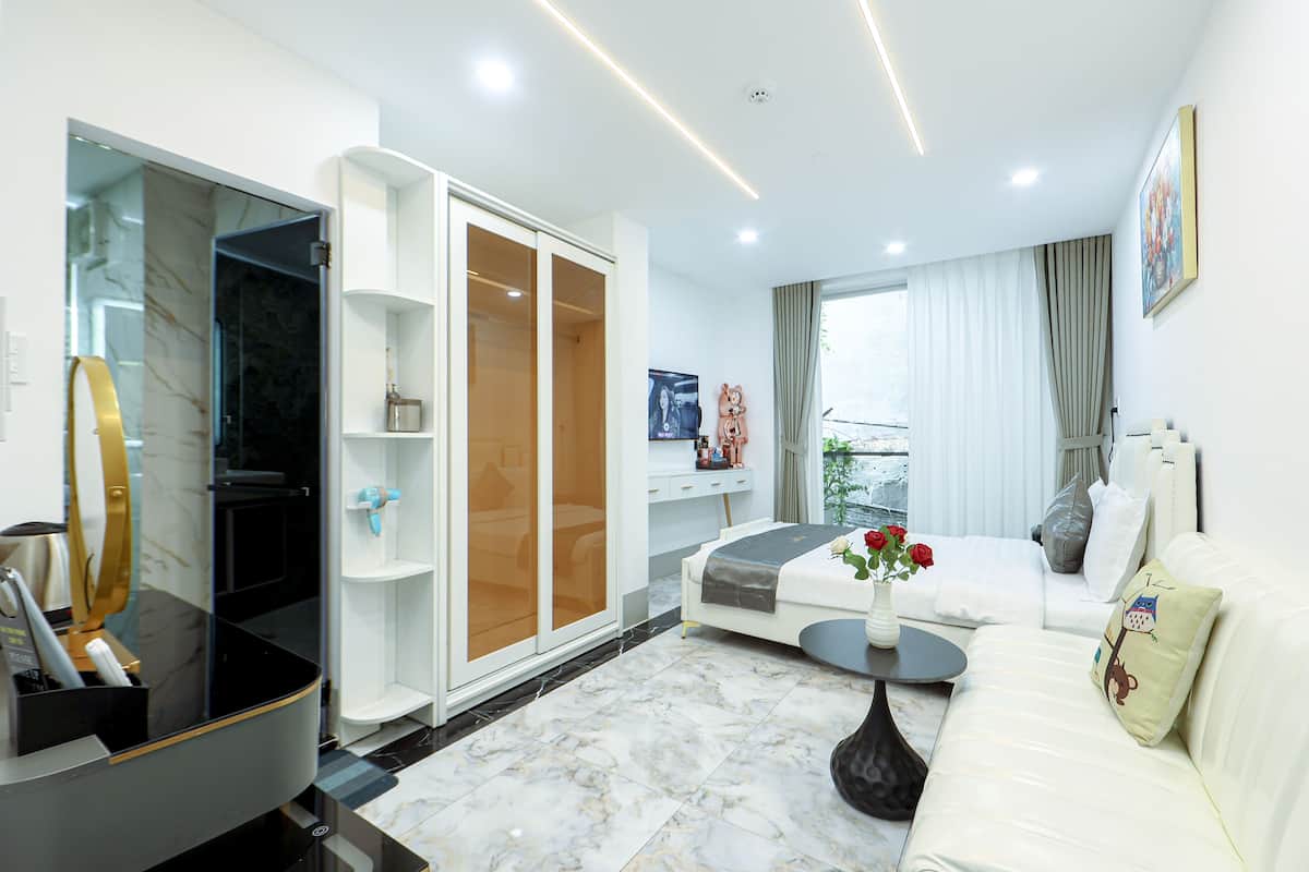 Ropa de cama hipoalergénica, artículos del minibar gratis y escritorio
