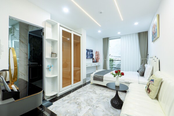 デラックス ダブルルーム バルコニー シティビュー | 低刺激性寝具、ミニバーのアイテム (無料)、デスク、ノートパソコン用作業スペース