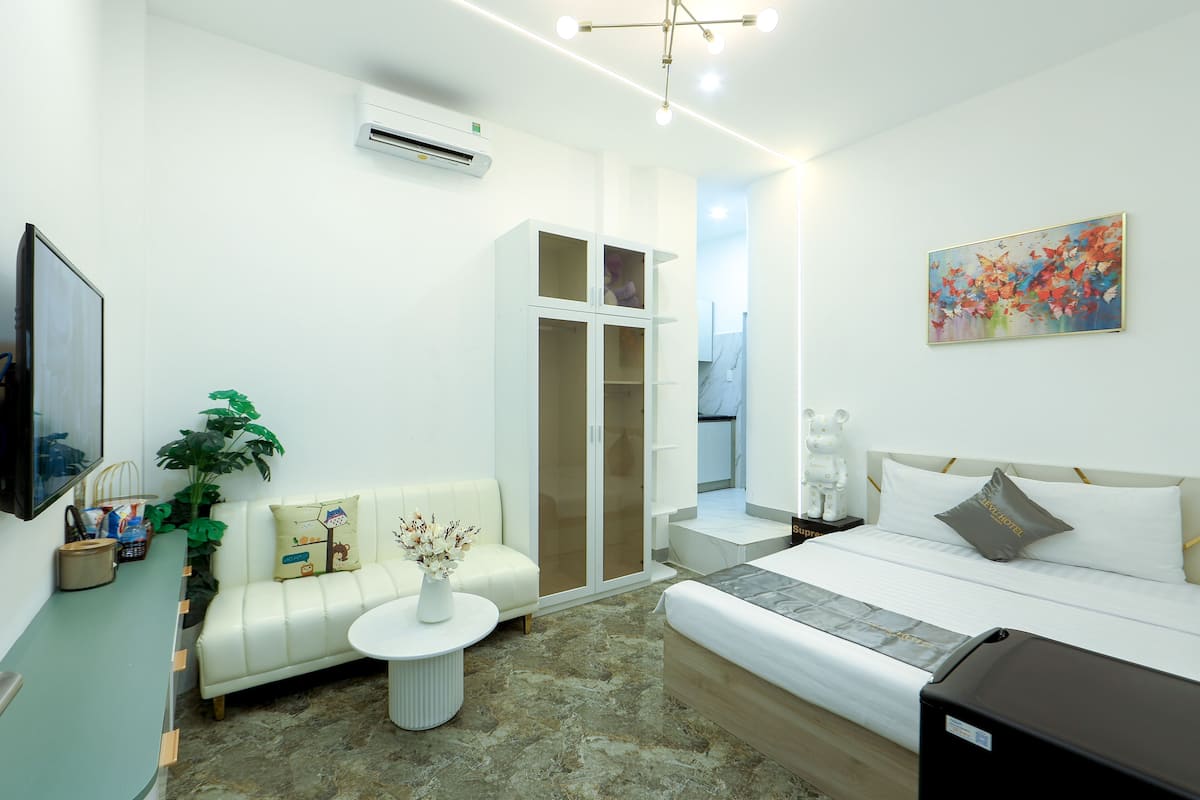 Ropa de cama hipoalergénica, artículos del minibar gratis y escritorio