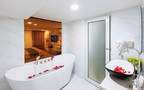 Quarto superluxo, sacada, vista para a cidade | Banheiro | Chuveiro, chuveiro com efeito de chuva, produtos de toalete grátis 