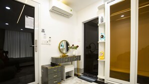 Une salle de bain moderne avec un meuble-lavabo, un miroir et une cabine de douche en verre.