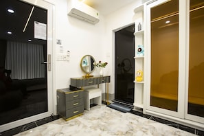 デラックス ダブルルーム バルコニー シティビュー | 低刺激性寝具、ミニバーのアイテム (無料)、デスク、ノートパソコン用作業スペース