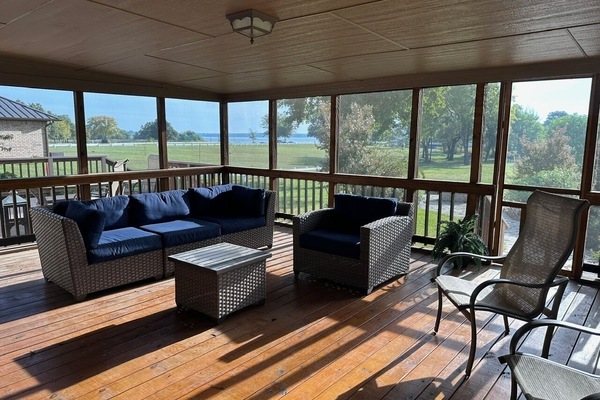 Een smart-tv, een open haard en boeken