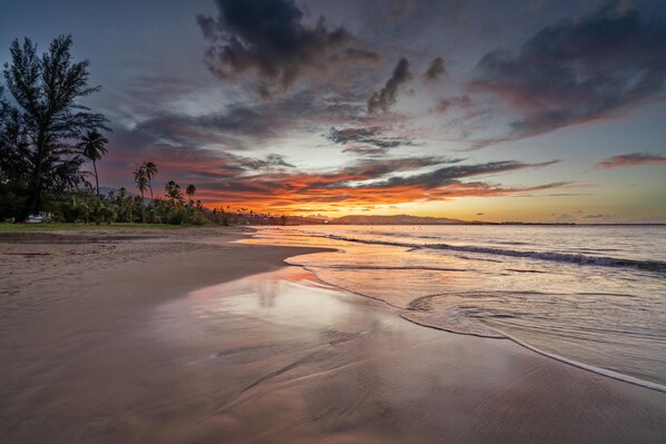 Ligstoelen aan het strand, strandlakens