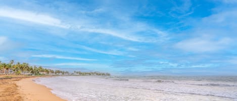 Chaises longues, serviettes de plage