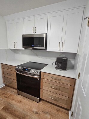 Fridge, microwave, oven, stovetop - Cozy canal front house with its own boat ramp and dock. Amazing waterfront view. (Astor)