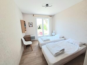 2 bedrooms, iron/ironing board - Nausicaa, House with enclosed garden (Talmont-Saint-Hilaire)