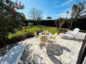 Outdoor dining - Nausicaa, House with enclosed garden (Talmont-Saint-Hilaire)