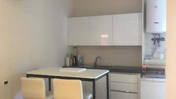 Køleskab, kogeplade, opvaskemaskine, kaffe-/temaskine