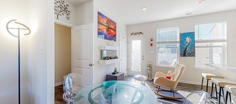 Dog-friendly townhouse with enclosed backyard, grill, streaming, fireplace, AC