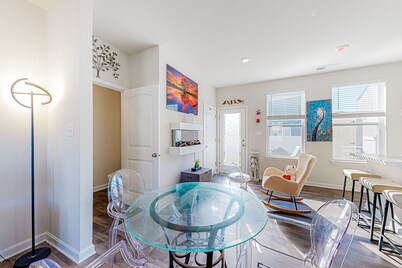 Dog-friendly townhouse with enclosed backyard, grill, streaming, fireplace, AC