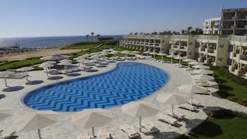 2 albercas al aire libre