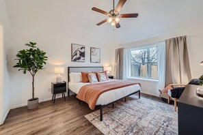 4 soverom, skrivebord, strykejern/-brett og reiseseng for barn