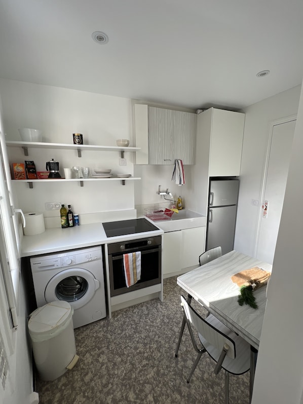 Fridge, oven, stovetop, coffee/tea maker