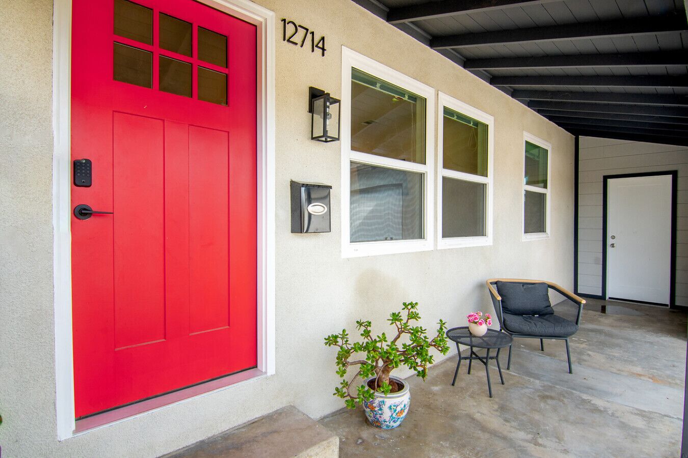 Beautiful 3 Bed 1 Bath Designer Home + Hot Tub