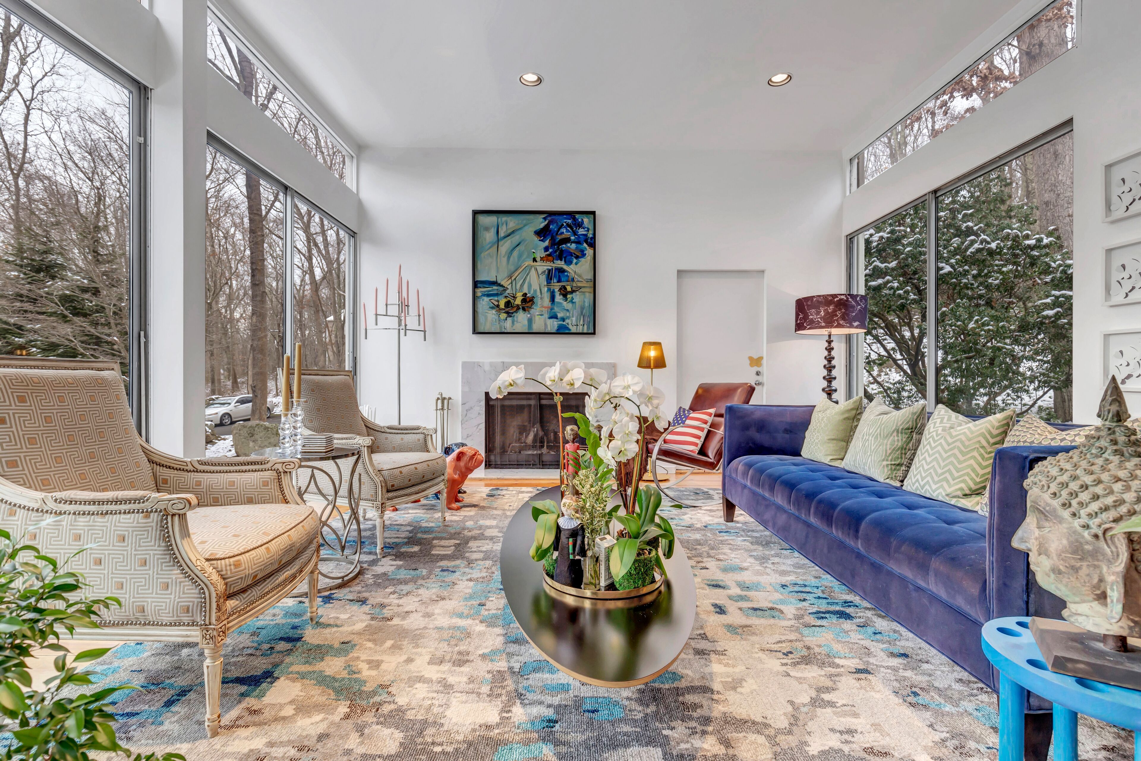 Smart TV, chimenea, libros, impresora