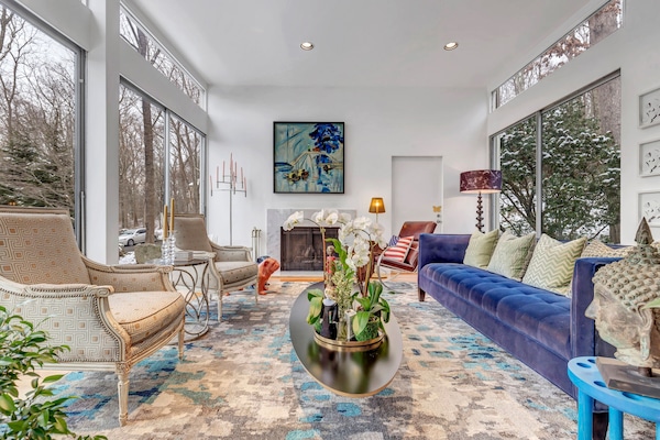 Smart TV, chimenea, libros, impresora