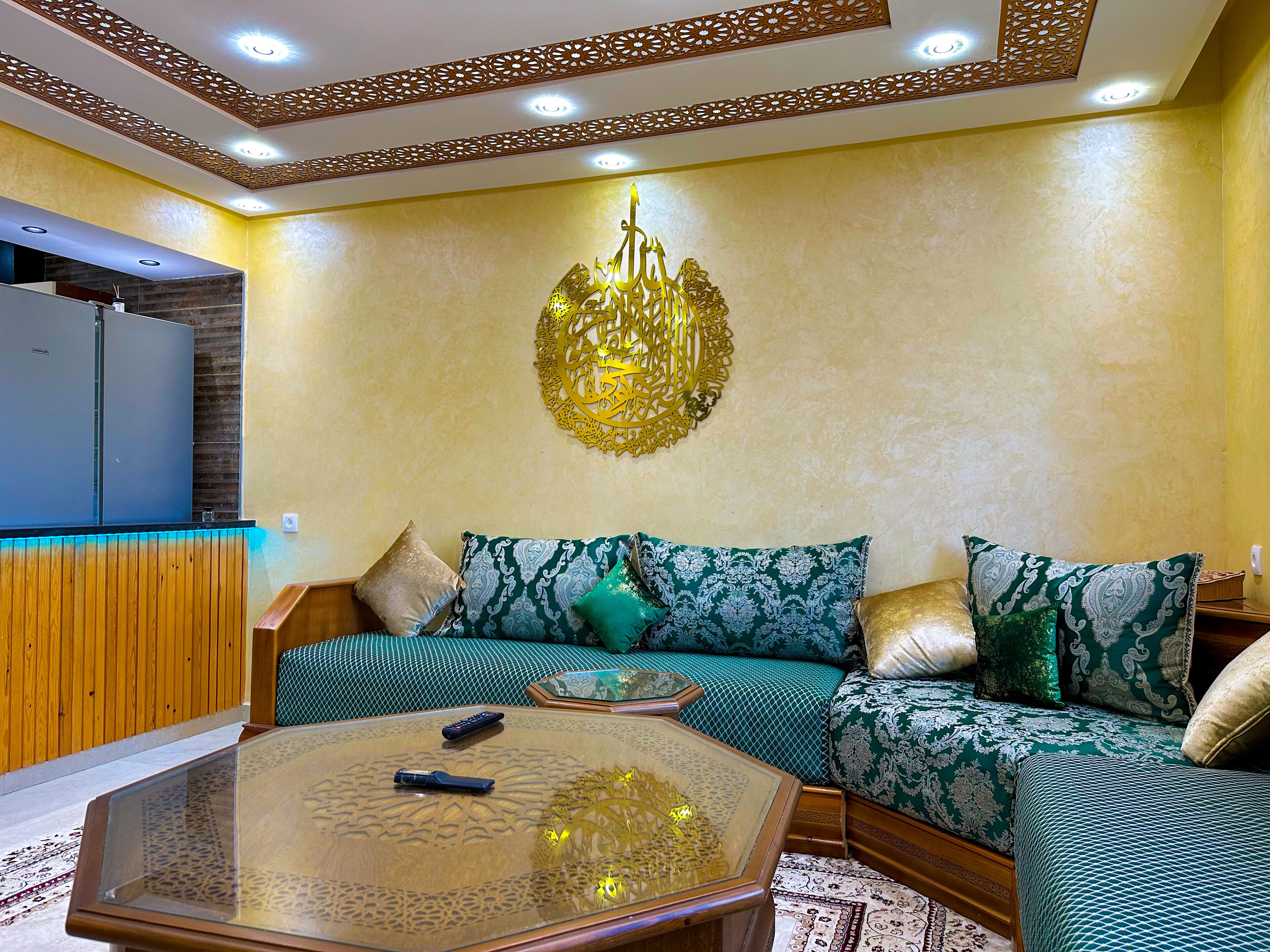 Departamento Confort | Área de sala de estar | Smart TV de 55 pulgadas con canales vía satélite 