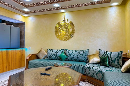 Appartement Confort | Coin séjour | TV connectée de 55 pouces avec chaînes par satellite