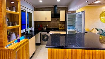 Apartemen Comfort | Dapur pribadi | Lemari es besar, oven, kompor, dan ketel listrik