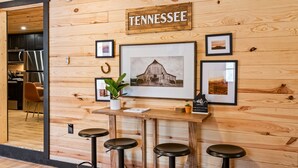 Puinen vastaanottotiski, jossa on Tennessee-kyltti, kehystetyt valokuvat ja ruukussa oleva kasvi.