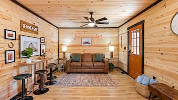 Een smart-tv, een open haard, videogames en tafelvoetbal