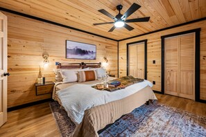 4 bedrooms, desk, WiFi, bed sheets
