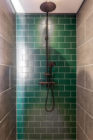 Douche, serviettes fournies, savon, shampoing