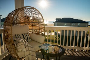 Property grounds - Beach View 2nd row! 4 BR Sleeps 12, Hot tub, Movie projector, Ping pong (Bolivar Peninsula)