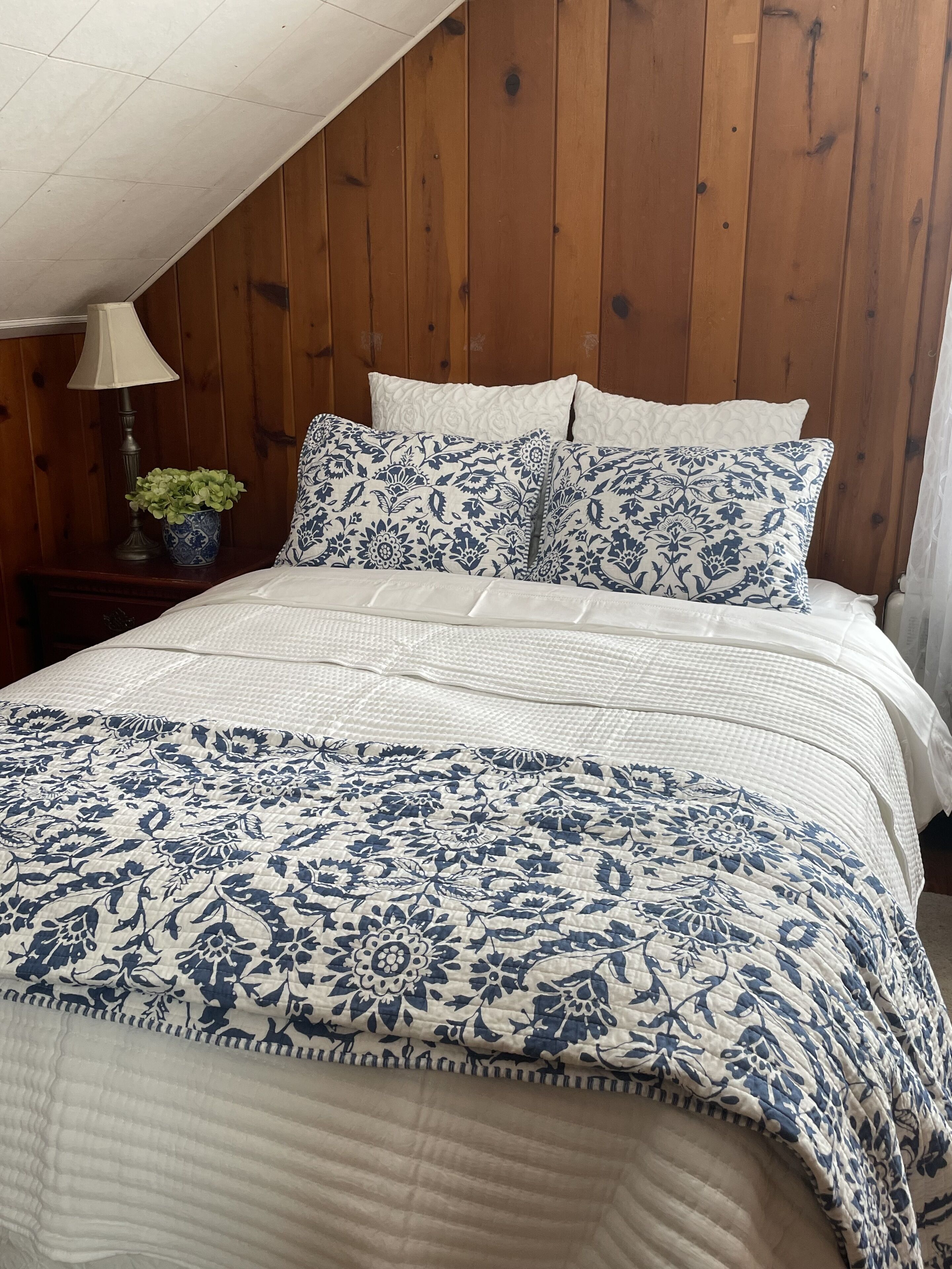 1 habitación, tabla de planchar con plancha, cuna de viaje y wifi 